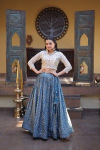 Robe longue élégante bleue à imprimé floral, coupe trapèze, avec haut court brodé, col en V, manches trois quarts, tenue de soirée faite à la main - Product Image 5