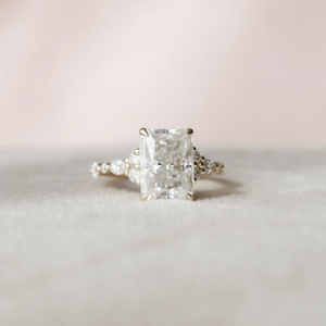 Anillo de Compromiso de Diamantes de Corte Radiante para Mujer, Estilo Clásico, Oro de 14K, Certificado IGI, con Diamantes Laterales - Product Image 1