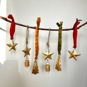 Adornos Navideños Artesanales de Estrella y Árbol Dorados con Cintas de Tela Coloridas y Campanas Colgantes para Decoración Festiva - Product Image 4