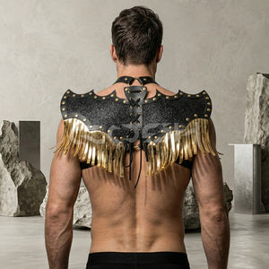Arnés de Cuero Estilo Gótico con Alas de Murciélago, Flecos Dorados y Detalles Tachonados - Product Image 4