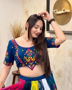 Ensemble Lehenga Choli Navratri en coton mousseline imprimé numériquement et orné de broderies miroir, avec blouse non cousue et dupatta - Product Image 2