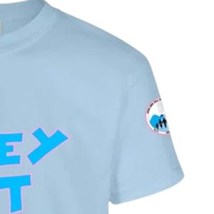Camiseta Gráfica de Manga Corta Azul Claro para Adolescentes con Estampado de Letras Azules Audaces 'They Don't Like Us', Cuello Redondo, Informal, Juvenil, para Uso Diario - Product Image 3
