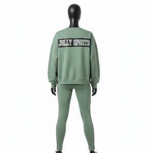 ชุดเซ็ตเสื้อยืดและเลกกิ้งผ้าฟลีซคอตตอนโพลีเอสเตอร์ 240 GSM สีเขียวเซจ พร้อมแถบข้างตัวเสื้อพิมพ์ลายโลโก้ สำหรับผู้หญิง - Product Image 2