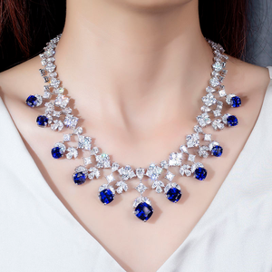 Parure Collier et Boucles d'Oreilles en Diamants de Laboratoire de Luxe, Taille Coussin, Sertissage Griffe, Certifiée IGI, Plaqué Or Blanc 925, Pendentifs Breloques - Product Image 1