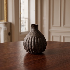 Jarrón de Cerámica Hecho a Mano para Mesa, Acabado Mate, Diseño Wabi Sabi - Product Image 3