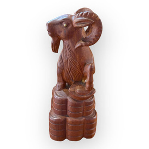 Une statue d'une chèvre exquisamment sculptée, en bois de Huong, est présentée. - Product Image 3