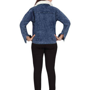 Veste en jean pour femme élégante avec col et manches en fourrure, effet délavé et style déchiré - Product Image 5