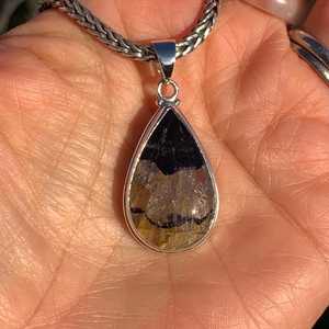 Colgante de Plata de Ley con Fluorita Azul John Chapado en Oro Hecho a Mano, Elegante y Clásico, Regalo de Compromiso con Piedra Preciosa - Product Image 1