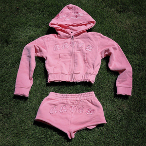 Conjunto Deportivo Personalizado de Dos Piezas con Sudadera Corta con Cierre y Pantalones Cortos, Estilo Veraniego con Bordado Desgastado, Traje Deportivo Femenino de Alta Calidad - Product Image 1