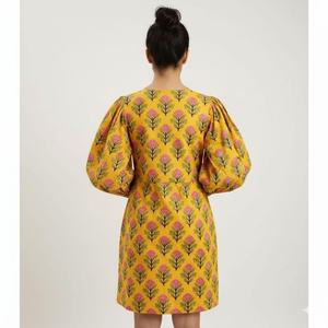 Tunique en coton à imprimé floral, fleurs jaunes et roses, fabriquée à la main en Inde - Product Image 2