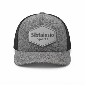 Casquette de baseball trucker en maille grise et noire, personnalisable avec logo brodé ou patch, réglable, style décontracté - Product Image 2