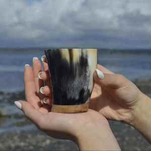 Vaso de Cuerno Vikingo de Calidad Lujosa con Base de Madera, Tapa Ecológica y Grabado Personalizado AL MALIK CRAFT - Product Image 6