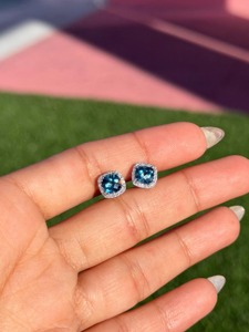 Pendientes de tuerca con halo de diamantes y topacio azul de Londres de 2.20 quilates – Oro blanco de 14 quilates - Product Image 5