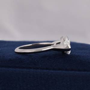 Bague solitaire en moissanite taille marquise 2 carats style moderne en argent 925 pour homme et femme, cadeau idéal pour les anniversaires et pour maman - Product Image 5