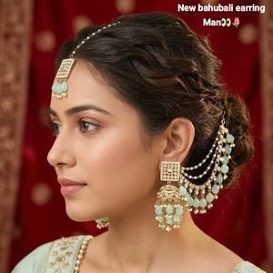 ต่างหูแบบห้อยสไตล์วินเทจสำหรับเจ้าสาว ชุบทองอัลลอยด์ ได้รับการรับรองจากผู้ที่ไม่ใช่ฝ่ายใด พร้อมเครื่องประดับมงกุฎแบบดั้งเดิม ชุดเครื่องประดับคุณภาพสูง - Product Image 1