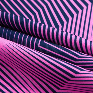 Conjunto de camisetas y pantalones cortos de fútbol ligeros, hechos con material que absorbe el sudor y con costuras reforzadas para mayor durabilidad. - Product Image 5