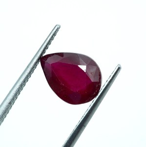 พลอยทับทิมสีแดงธรรมชาติ 3 กะรัต รูปทรงลูกแพร์เจียระไน (10x7.5x4.5 มม.) - Product Image 3