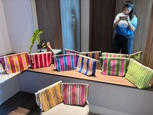 Sac de plage en nylon écologique personnalisé avec logo, pochette cosmétique réutilisable à fermeture éclair, design rayé, pochette recyclée en gros - Product Image 2