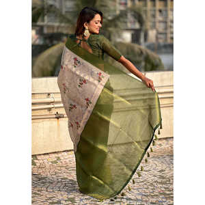 Sari de Noche de Seda Organza Verde con Estampado Floral Kalamkari Fusion de Elite Weaves, con Borde en Contraste Tejido con Zari y Base - Product Image 4