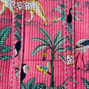 กระเป๋าโท้ทลายสัตว์สีชมพูสวยงามสดใส กระเป๋าโท้ทสำหรับเดินทางขนาดใหญ่ กระเป๋าโท้ทผ้าฝ้ายพิมพ์ลายบล็อกซิปสำหรับฤดูร้อน - Product Image 6