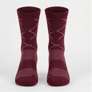 Chaussettes pour hommes à motif géométrique, tricotées, respirantes, en spandex, polyester et coton, style classique pour l'automne - Product Image 1