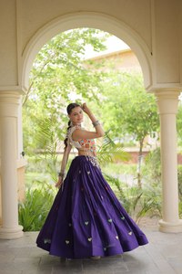 Lehenga Choli violet avec broderie en forme de cœur et travail de miroir pour femmes, tenue traditionnelle indienne pour mariage, robe en coton longue jusqu'au sol - Product Image 3