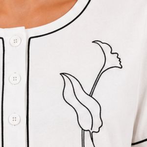 Conjunto de dos piezas de pantalones cortos blancos y negros para mujer, top con cuello cuadrado y botones, estampado minimalista de líneas florales, ropa informal de verano de algodón para estar en casa - Product Image 6
