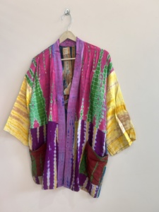 Robe kimono courte en crêpe de soie tie-dye faite à la main et recyclée pour femmes - Product Image 4
