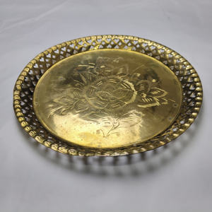 ถาดเสิร์ฟทรงกลมทองเหลืองวินเทจ พร้อมลวดลายดอกไม้สลักอย่างประณีต และขอบรูปหัวใจแบบเจาะรู – สินค้าสีทองโบราณ - Product Image 5