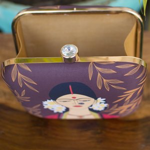 Bolso de Mano Tradicional para Dama, con Marco Metálico, Exterior de Tela Satinada, Forro de Seda Cruda y Cierre de Cristal - Product Image 3
