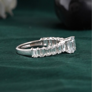 Anillo de Compromiso con Diamante Cultivado en Laboratorio, Corte Esmeralda de 2.93 CT, Oro Blanco de 14K, Claridad VS1, Piedra Principal Zafiro - Product Image 2