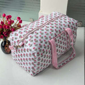 Bolsa de lona acolchada de algodón hecha a mano con elegante estampado en bloques, asas resistentes, ligera y espaciosa, perfecta para el fin de semana. - Product Image 1