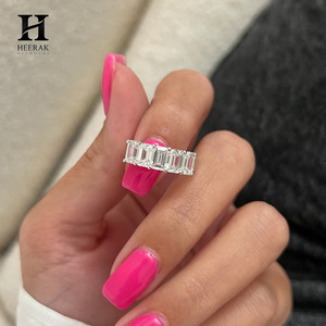 Elegante Anillo Apilable con Diamantes de Corte Esmeralda - Anillo de Boda con Diamantes Certificados - Personalizable en Oro de 18K/14K - Product Image 4