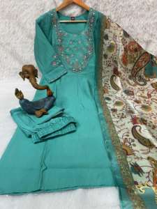 Ensemble Kurti ethnique de créateur avec broderie et dupatta à imprimé floral numérique - Product Image 2