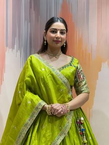 Exclusivo Chaniya Choli de Seda Banarasi con Bordado a Mano con Espejos y Dupatta de Organza, Traje Festivo Nupcial para Mujer - Product Image 6
