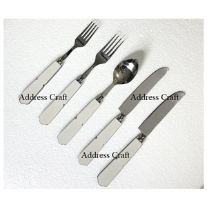 Ensemble de couverts modernes avec manche en résine blanche, 6 pièces, finition or mat, pour mariages, événements, décoration de table, couverts, cuillère, fourchette - Product Image 5