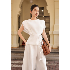 Blusa Elegante de Poliéster y Spandex para Mujer, Cuello Redondo, Manga con Volantes en Capas, Peplum, con Cinturón Hecho a Mano, Diseño Personalizado SOLI, ODM OEM - Product Image 3
