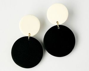 Boucles d'oreilles à clip en résine géométriques ovales, carrées, en forme de cœur et de papillon pour femmes, style classique pour les fêtes - Product Image 1