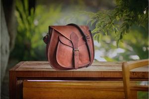 Bolso bandolera de piel de cabra hecho a mano para mujer - Product Image 2