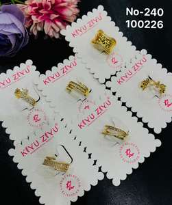 แหวนแต่งงาน/หมั้น สแตนเลสสตีลชุบทอง ประดับเพชรแบบอเมริกัน ดีไซน์ทันสมัยลายนูนเรขาคณิต สำหรับผู้หญิงและเด็ก - Product Image 6