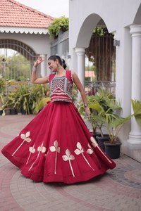 Lehenga Choli de Seda Romana de Diseño con Atractivo Patrón Pan Patti Gota, 6 Metros de Falda y Trabajo de Encaje con Espejos - Product Image 1