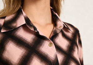 เดรสเชิ้ตพิมพ์ลายดอกไม้สไตล์ลำลองสำหรับผู้หญิงขายส่ง ผ้าโพลีเอสเตอร์แท้ยืดได้ 4 ทิศทาง สีชมพู สีดำ สำหรับฤดูใบไม้ผลิ/ฤดูร้อน - Product Image 4