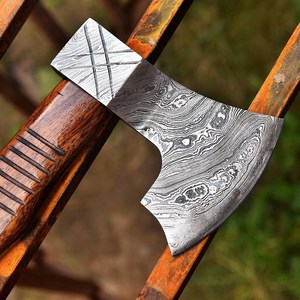 Hacha de Acero de Damasco Premium Forjada a Mano, Hacha Vikinga Hecha a Mano para Camping y Bushcraft, Hoja de 4 1/2 Pulgadas, Mango de Madera - Product Image 4
