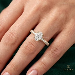 Bague de fiançailles classique en diamant taille ovale avec profil cathédrale, accents micro-pavés ronds cultivés en laboratoire sur les épaules, pour Noël - Product Image 1