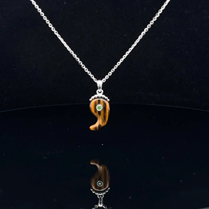 จี้หินธรรมชาติทรงมากาทามะสไตล์ญี่ปุ่น ดีไซน์หรูหรา ทันสมัย ทำจากหินตาเสือสีเหลืองและทซาเวอร์ไพร์ พร้อมความหมายมงคล - Product Image 1