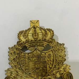 Ceci est une plaque shako impériale autrichienne (autro-hongroise) pour le 4e régiment d'artillerie. - Product Image 3