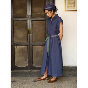Robe longue en tricot bleu indigo pour femme avec ceinture à nouer à la taille, manches courtes, boutonnée, coupe ample, décontractée, naturelle, écologique, avec poches - Product Image 5