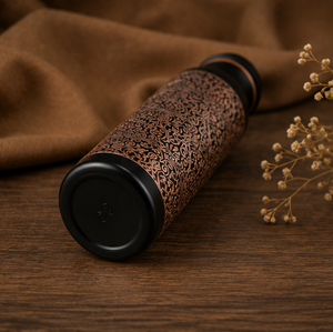 Bouteille d'eau en cuivre pur gravée de motifs floraux, noire mate, faite à la main, portable, pour les voyages, design traditionnel - Product Image 4