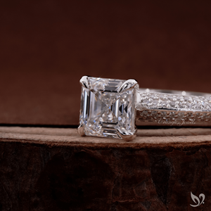 แหวนเพชรทรง Asscher Cut 2 กะรัต เพชรเลี้ยงในห้องปฏิบัติการ ดีไซน์ทรงสี่เหลี่ยมจัตุรัสแบบ Bold Square Step Cut แหวนหมั้นพร้อมวงแหวนแบบ Micro Pave - Product Image 2