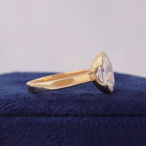 Anillo solitario moderno de diamante ovalado cultivado en laboratorio, hecho a mano, con media engaste en bisel, de oro amarillo de 14k, para mujer, regalo de boda para dama de honor, amuleto. - Product Image 2